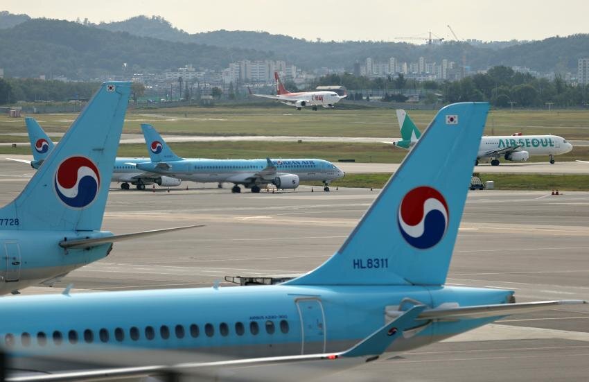 На  фото из архива от 4 октября 2020 года самолеты Korean Air Lines Co.  прибывают в международный аэропорт Кимпхо на западе Сеула. (Ренхап)