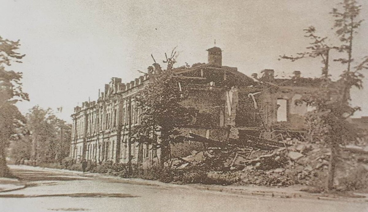 Разрушенное здание больницы