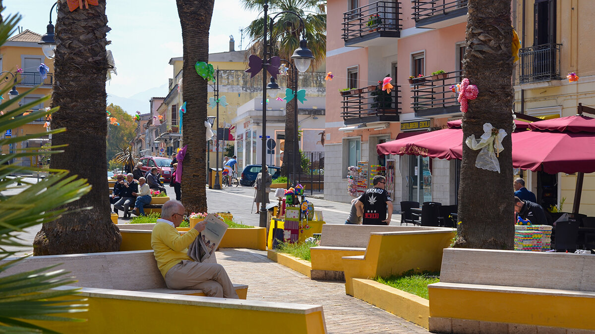 Главная площадь города, весенний день (до того как все "поломалось" в 2020 году).