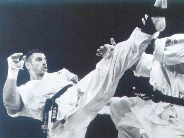 Энди Хуг. Фото с сайта http://www.kontakt-karate.ru/boevye-iskusstva/andi-chug/attachment/andy-hug