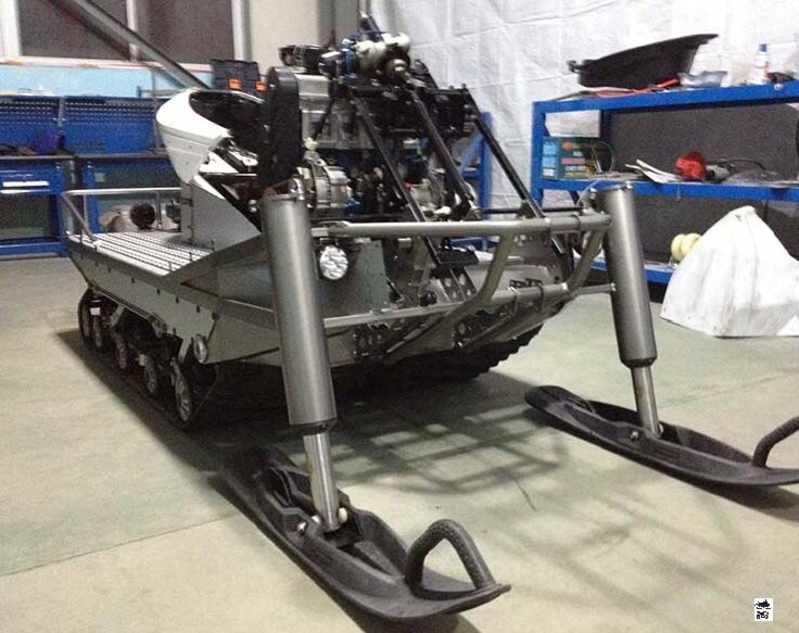 Хорошо виден вазовский мотор и электроусилитель. Без пластика чем то похож на танк.