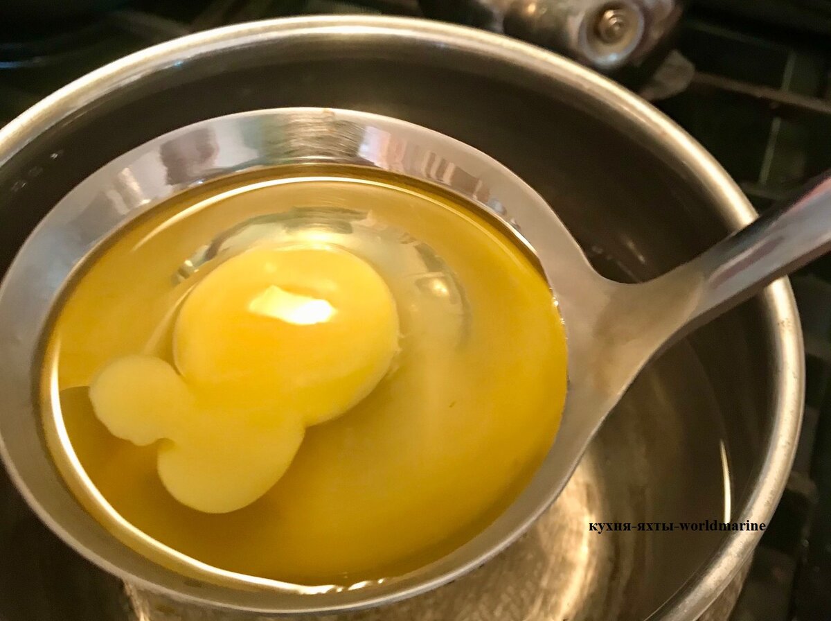 Кастрюля должна быть достаточно глубокой, чтобы при помешивании в кипятке получилась воронка, а половник опустился, полностью покрыв яйцо водой