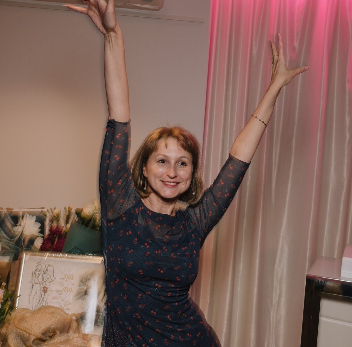 Фотография за пол часа до конца отличного мероприятия. Когда все прошло великолепно - организатор танцует.