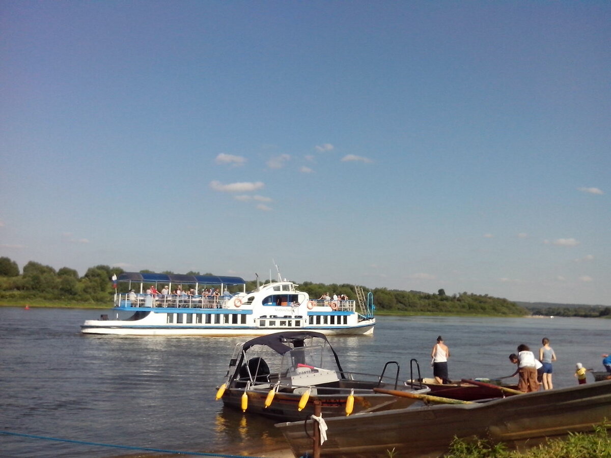 Прогулочный катерок на Оке.