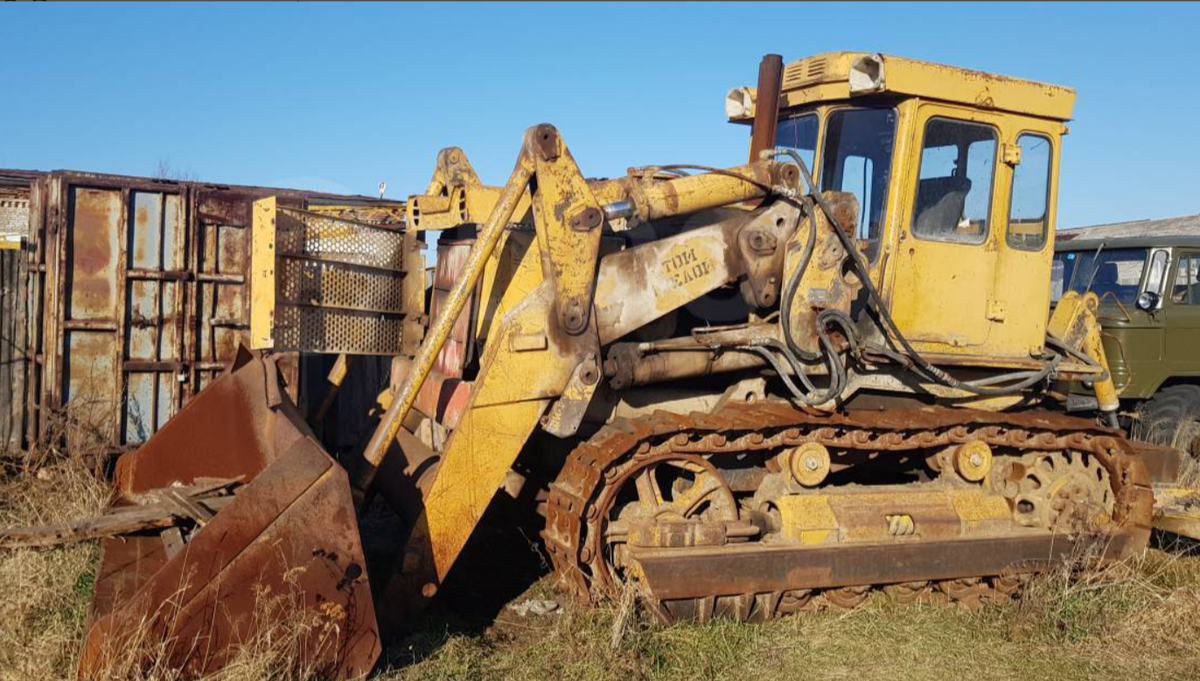 Погрузчик  ТО-10А на базе трактора Т-130. Фото drom.ru