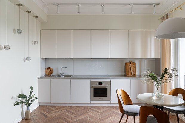 Кухня, Nolte. Cветильники у стены слева, Bocci. Краска на стенах, Benjamin Moore. Пол отделан керамогранитом Greenwood Noce, Rondine.