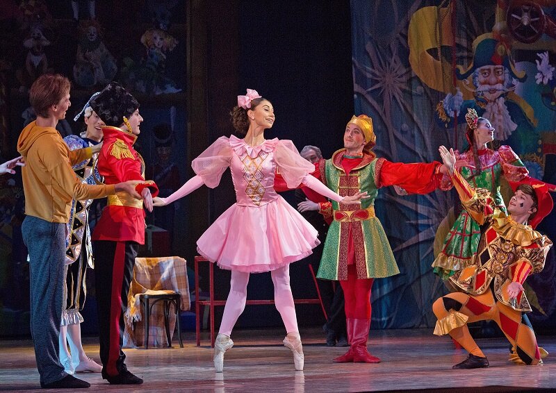 Кукла Натали в магазине игрушек – самая красивая! (Марта Луцко).