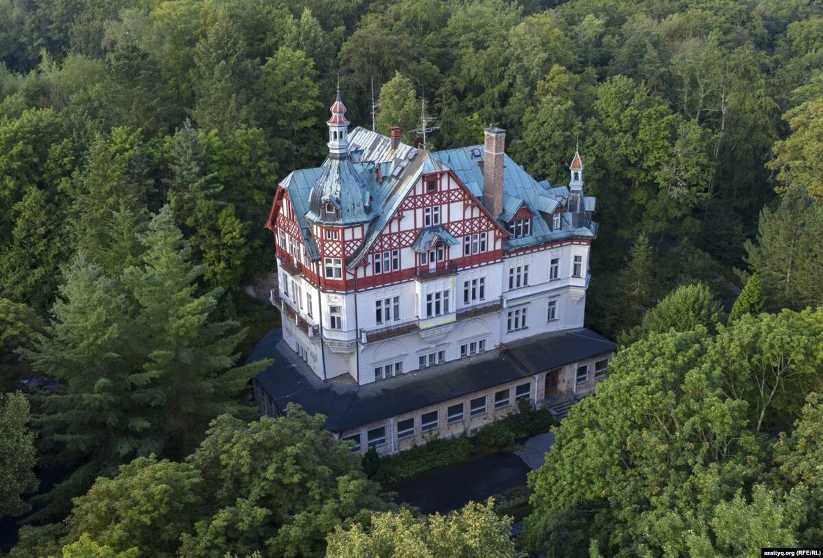 Дворец дружбы народов астана. Дом нурсултан назарбаеву. Нурсултан назарбаев астана. Сара назарбаева и назарбаев. Дом назарбаева в астане.