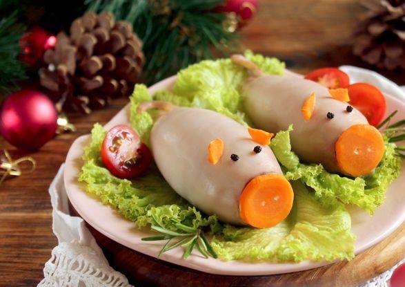Вкусная, оригинальная и внешне забавная закуска на Новый год. Фаршированные кальмары в виде свинок на новогоднем столе прекрасно подойдут для встречи нового года