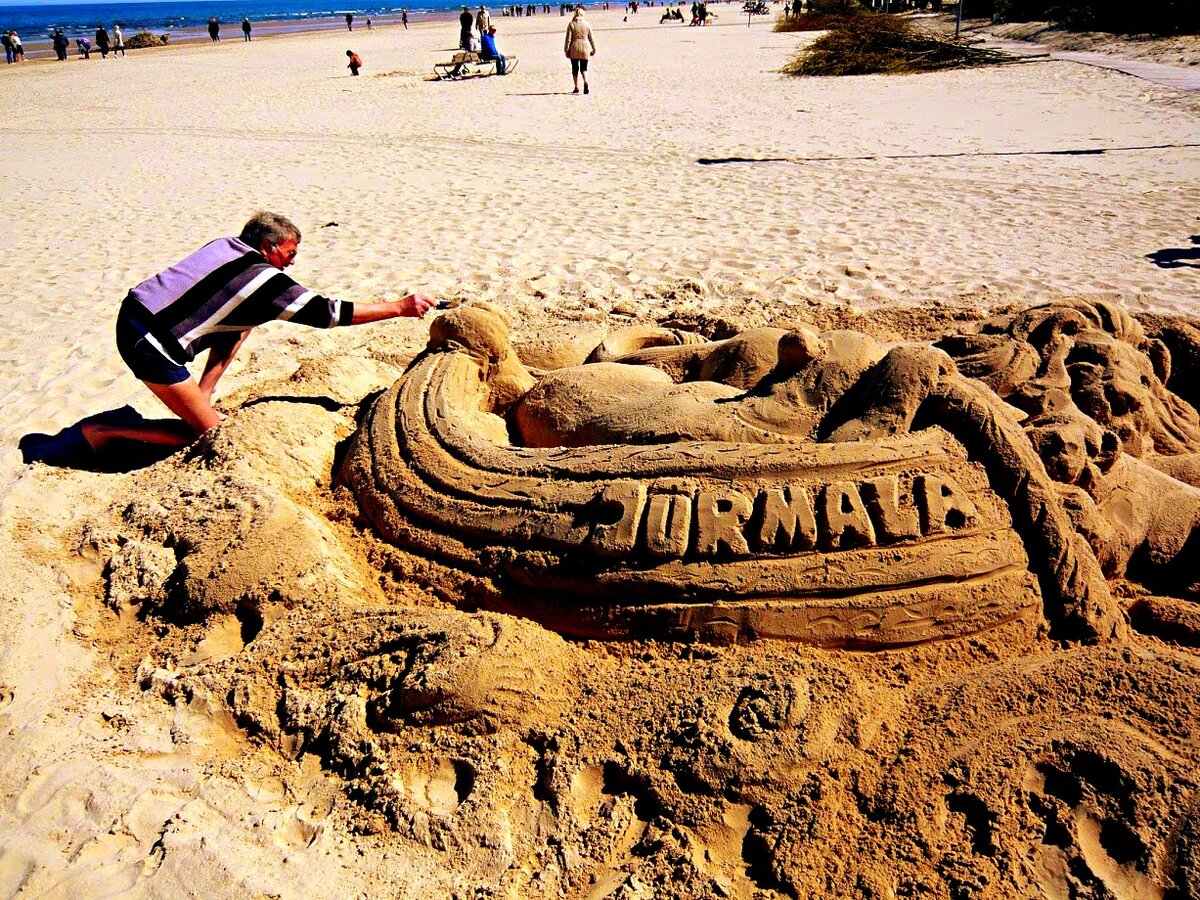 К концу дня ветер и дети разрушили скульптуру, над которой мужчина на фото работал более двух часов (из личного фотоальбома)