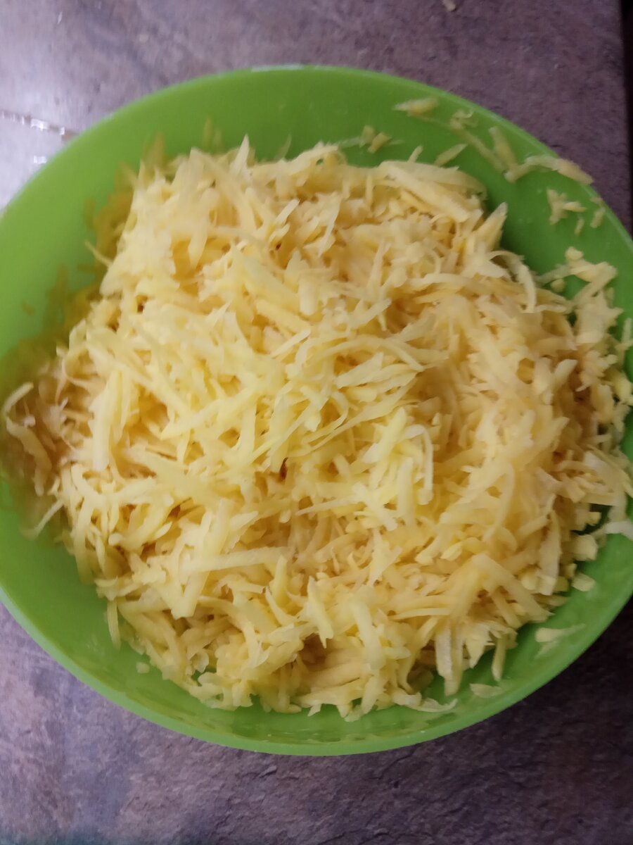 Натираем картофель, отжимаем сок.