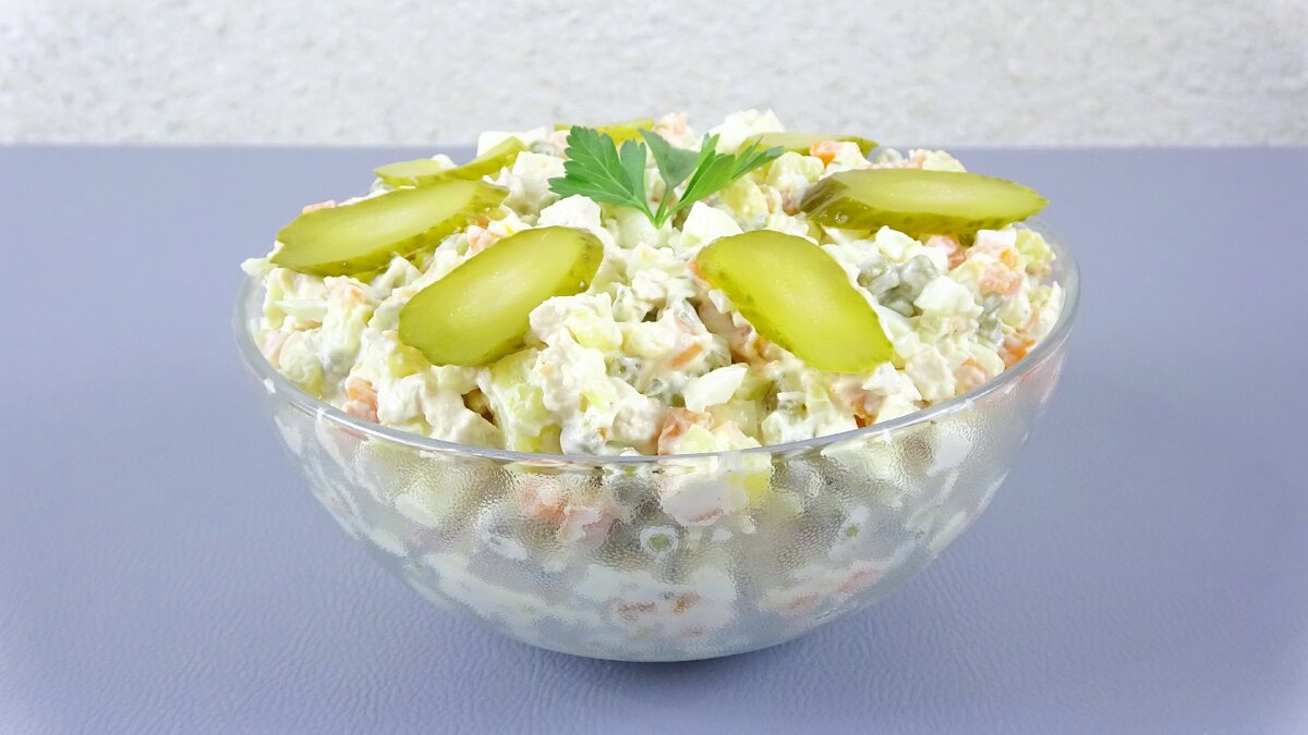 Праздничный Оливье с курицей