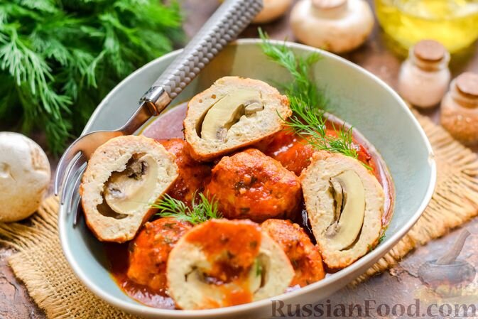 фарш мясной, шампиньоны, лук репчатый, томат-паста, соль, перец чёрный молотый, масло растительное, паприка молотая, порошок чесночный, вода