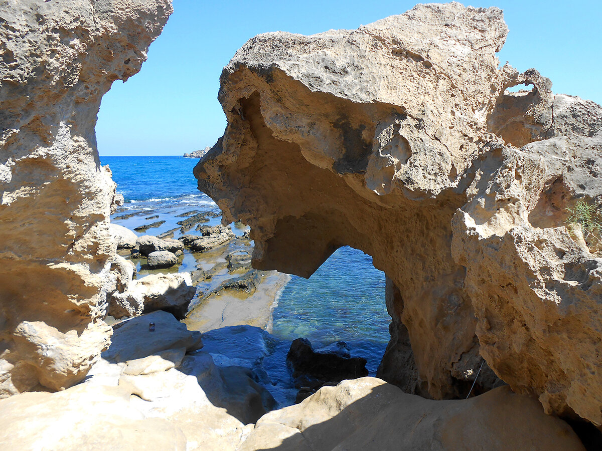 Парк камней, через него можно пройти на пляж Алагади. Фото автора, листайте галерею