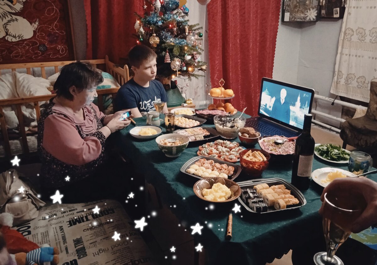 Наш Новый год. Смотрим президента. 😄 Моя мама и старший сын. Все фото в публикации - авторские