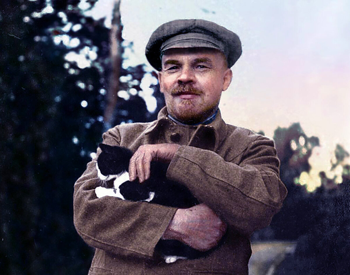 Владимир Ленин с котом