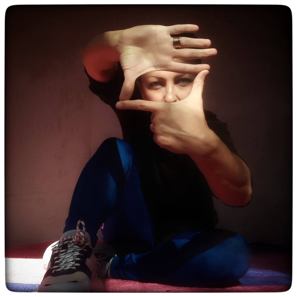 
С самого детства слышу, что деньги просто не даются. Родилась не в той семье и тп.

Родители говорили:
— "Выучись, получи хорошее образование и будет хорошая работа."

Если подумать, хорошая работа совсем не равно хорошая жизнь. Хорошая работа — это любимое занятие, за которое платят. Хорошая жизнь — платят столько, сколько тебе хочется (конечно необязательно для всех так).

Всегда думала и почему не все люди богаты. Ведь если послушать, почитать, то сплошь подряд все рассказывают как можно разбогатеть.

Не так давно начало доходить до моего мозга, что всё дело в лени. Ведь гораздо проще обвинять весь мир в своих неудачах.

Государство неправильное, родители не богаты, страна не та, времена тяжёлые и тд. Куда тяжелее взять ответственность за свою жизнь, поднять свою ж.. у и начать уже что-то делать.

Это примерно так же как и с похуданием, типа я мало ем и вообще у меня конституция такая. Всегда есть уйма причин и оправданий.

Так вот пока я жру пельмени тазиками, мой кардан не станет меньше. Лёжа на диване с пивасом и чипсами калории не горят.

Причина всегда одна — лень. В каждом есть лень, но у одного желание сильнее, а другой продолжает искать отговорки.

P. S. Бывает так, что просто не видишь другого выхода, но будь уверена, что он есть. Просто посмотри под другим углом. 