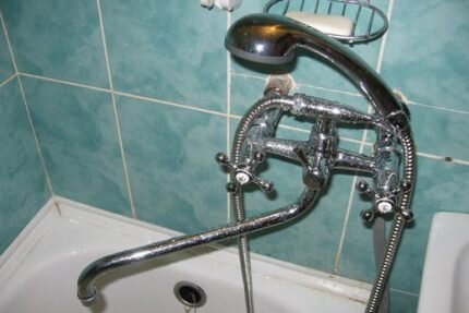 Two-valve models with a ceramic block, although they are more expensive than devices with rubber gaskets, have a number of important advantages. They are easier to operate, more durable and more reliable