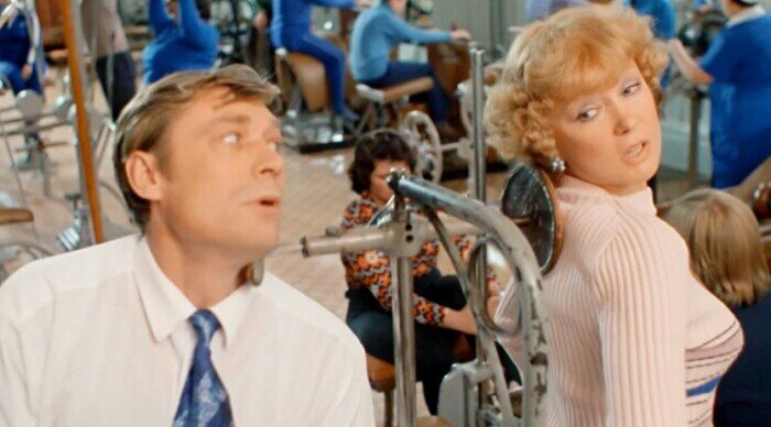 Вот Вася щеголяет в голубом галстуке.