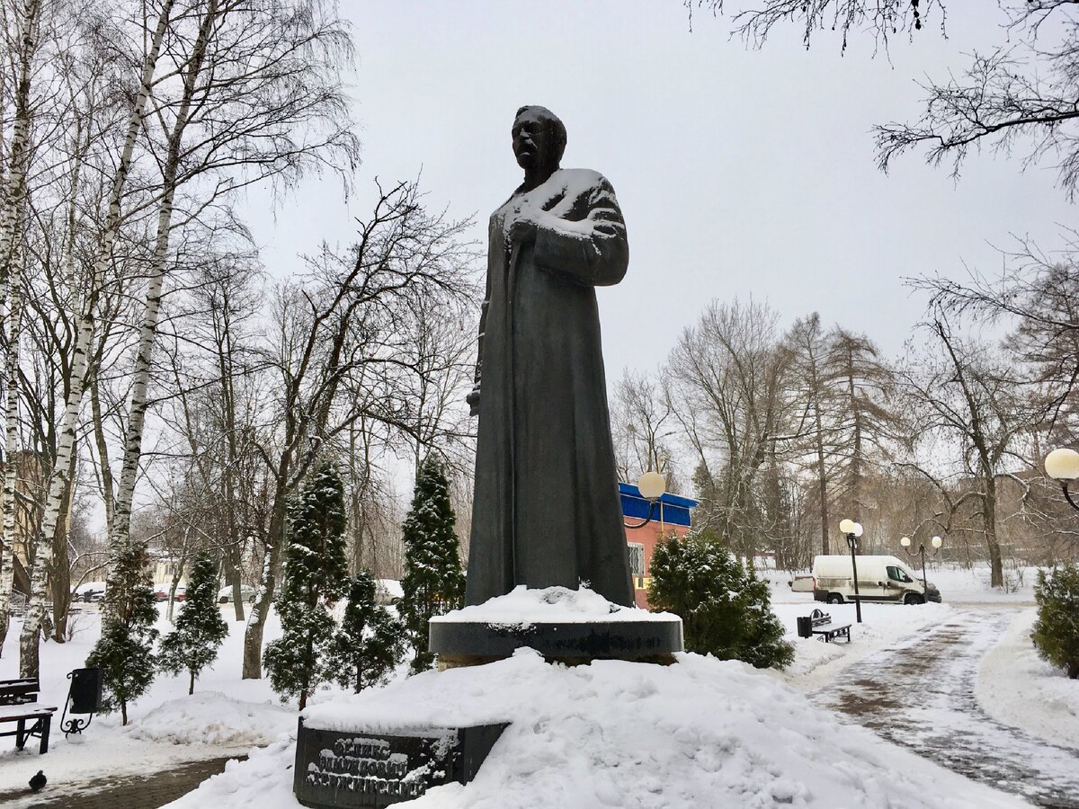 Памятник Железному Феликсу недалеко от стен монастыря 