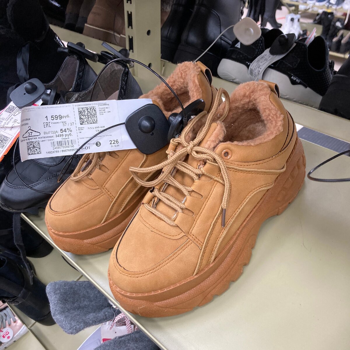 Зимние кроссовки на объемной подошвой, верх кроссовок под замшу. Цена в Familia 1599₽ вместо  3499₽. 