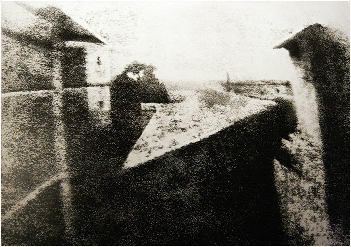 Это та же фотография, но осветлённая, на ней можно более детально разглядеть здания.