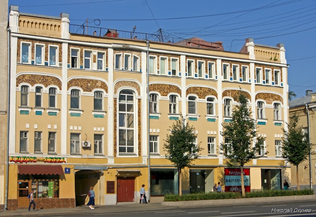 1. Четырёхэтажный кирпичный жилой дом 1906 г. постройки по проекту архитектора П.П. Розанова.