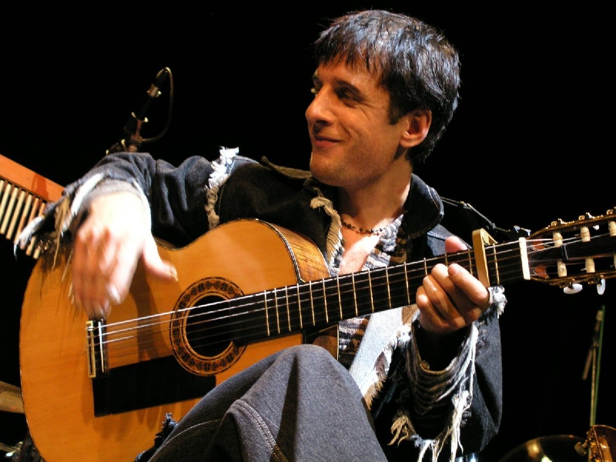 Гитарист Дидюля на сцене. Фото: kudaufa.ru