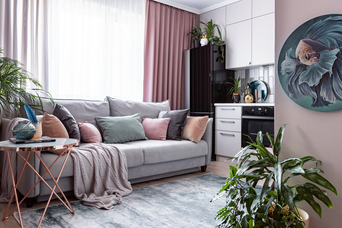 Украшением гостиной стала работа местной художницы Анастасии Лимоновой, она поддержала закатную тему.