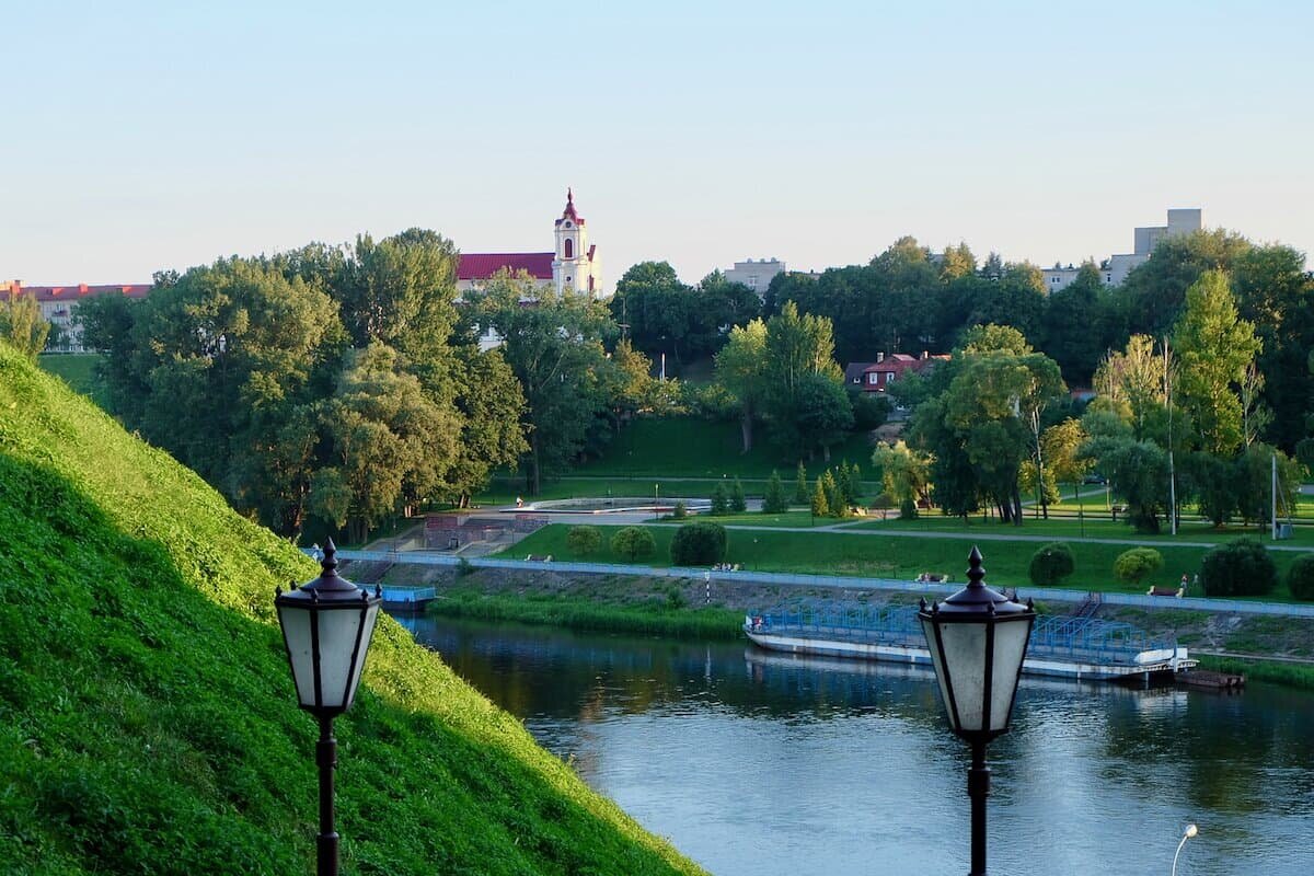 Сайт гродно. Гродно набережная. Гродно достопримечательности. Река Неман. Гродно летом.