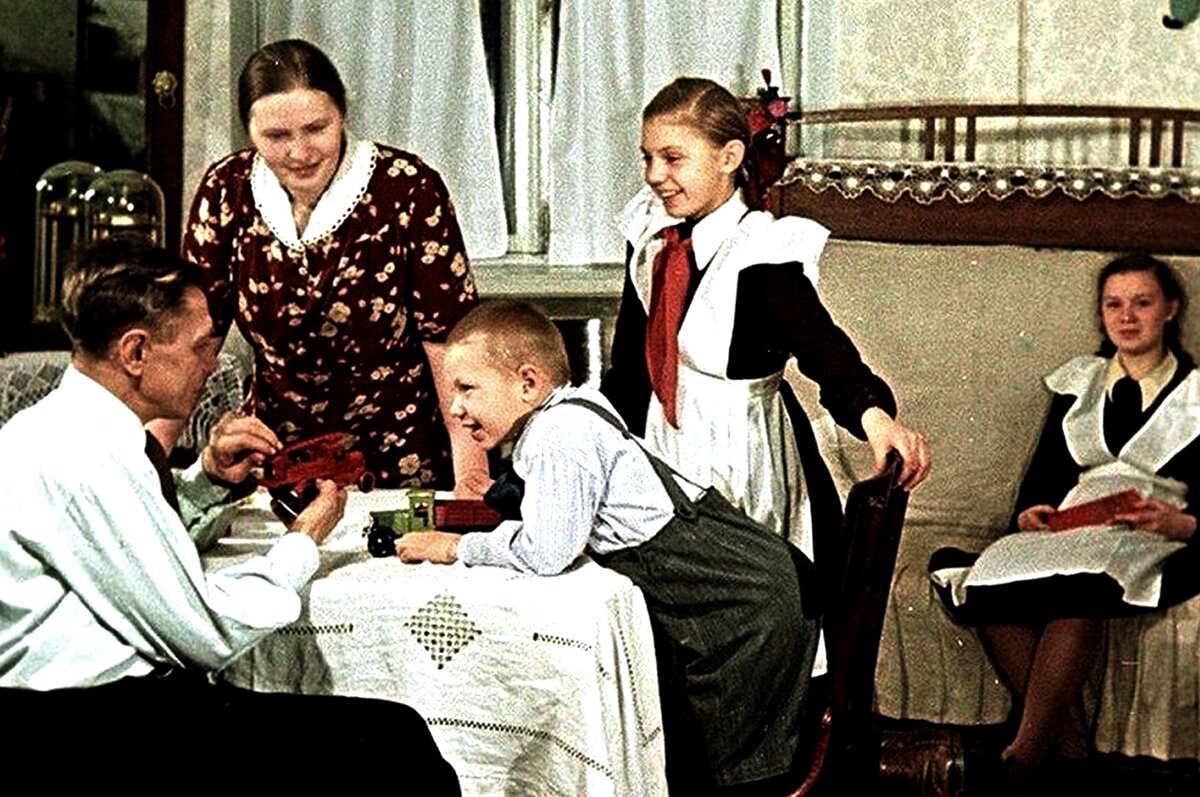 1951 россия. Советская семья. Счастливая Советская семья. Советские люди. Семейные советские снимки.