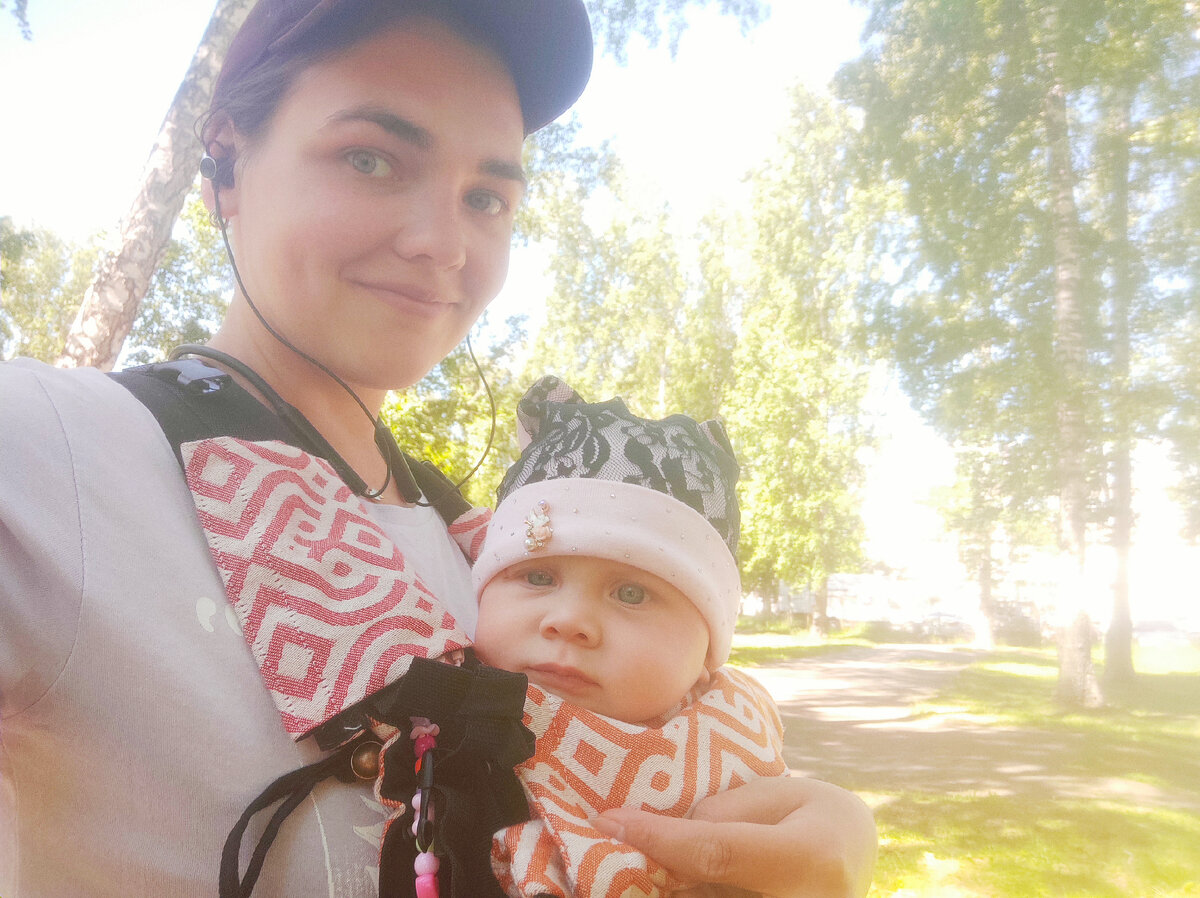 Иногда гуляем в эрго, вместо коляски. Вот тогда за кофейком можно заскочить.) 
