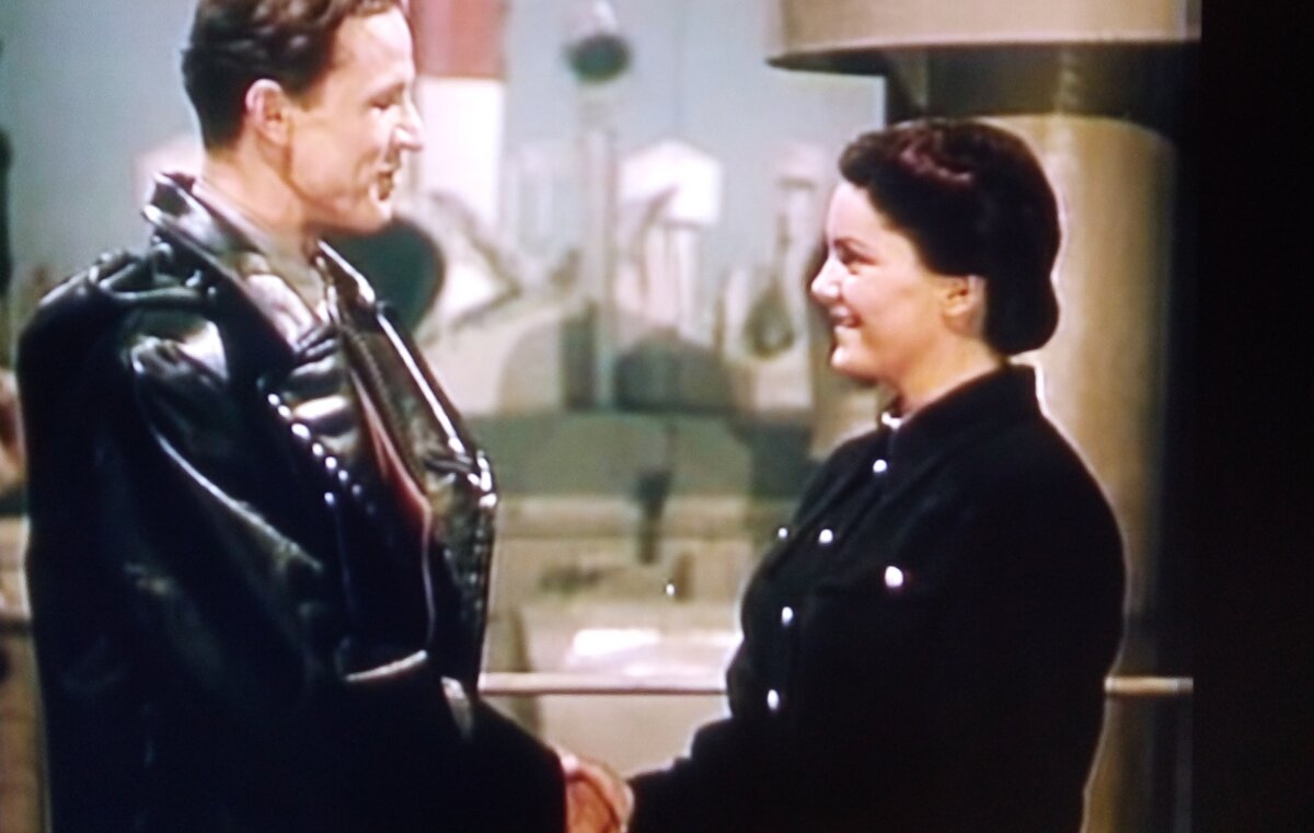 Доброта, нежность, чуткость, честность, открытость, способность самостоятельно принимать решения, идущие на пользу общего дела, вот те качества советской женщины, которые мы  постепенно утрачиваем. 