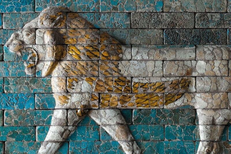 Ревущий лев. Он находился на широкой дороге Вавилона, ведущей к Воротам Иштар, построенным Навуходоносором. Сегодня он выставлен в Лувре.