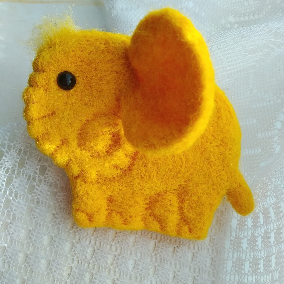 Брошь слоненок . Гладкая поверхность.