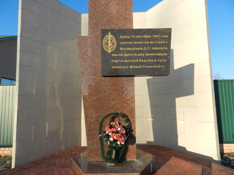 Первоначальный вид мемориала в память об отряде Медведева, фото многолетней давности. Потом Гринкевич решил разобрать позади мемориала часть забора