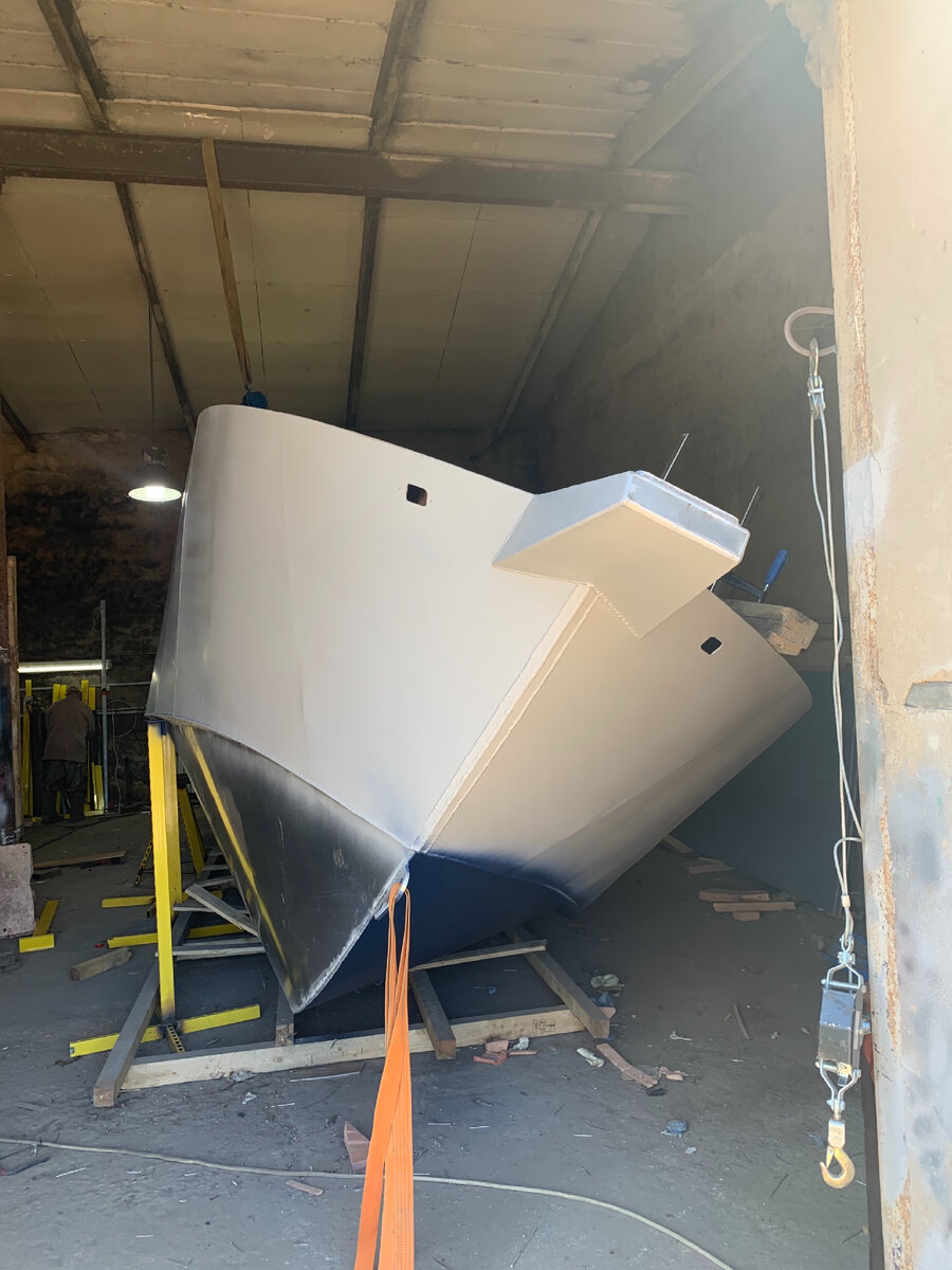 Наклоняем лодку влево-вправо и покрываем днище специальной краской 