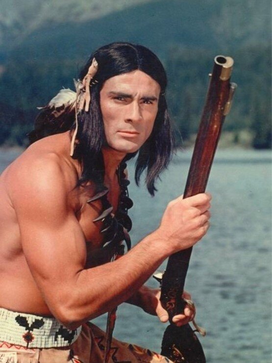 Гойко Митич - кумир советских школьников и начинающих культуристов страны развитого социализма. Хороший и фактурный актер, но что-то не хватало его образу "настоящего" индейца, не было в нем той кровожадности и свирепой отваги "нелакированных" обитателей американских равнин (сугубо мнение автора статьи).