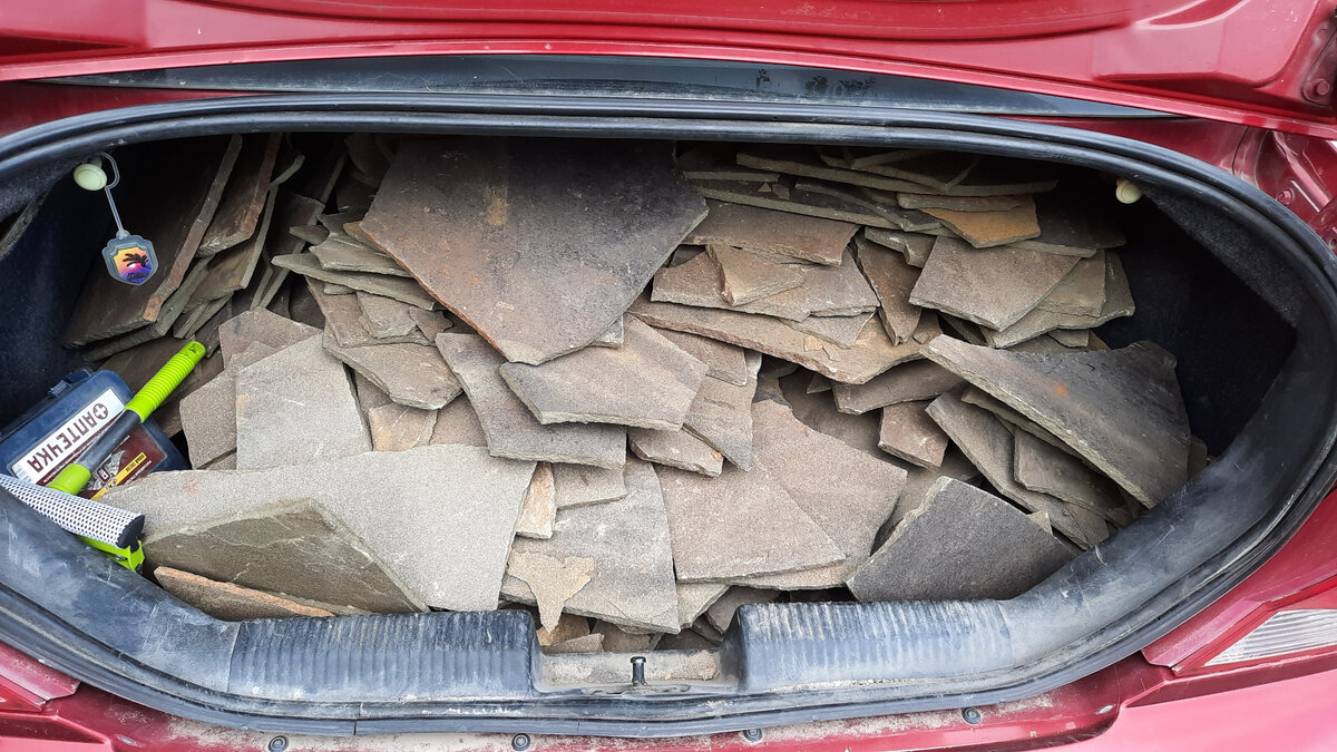 Полный багажник камня.