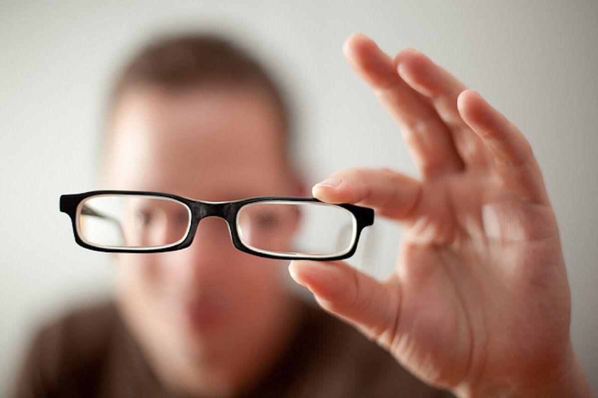Проблемы нарушения зрения. Нарушение зрения. Человек в очках. Близорукий человек. Плохое зрение.