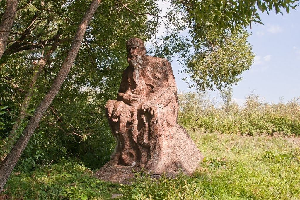 на берегу реки создан памятник "Старик-Хопёр"