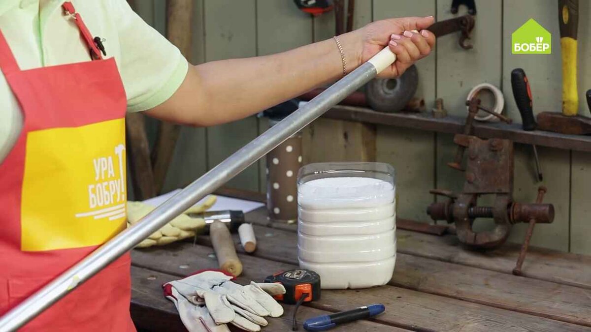 С одного конца трубы поставьте заглушку так, чтобы впоследствии её можно было вытащить.