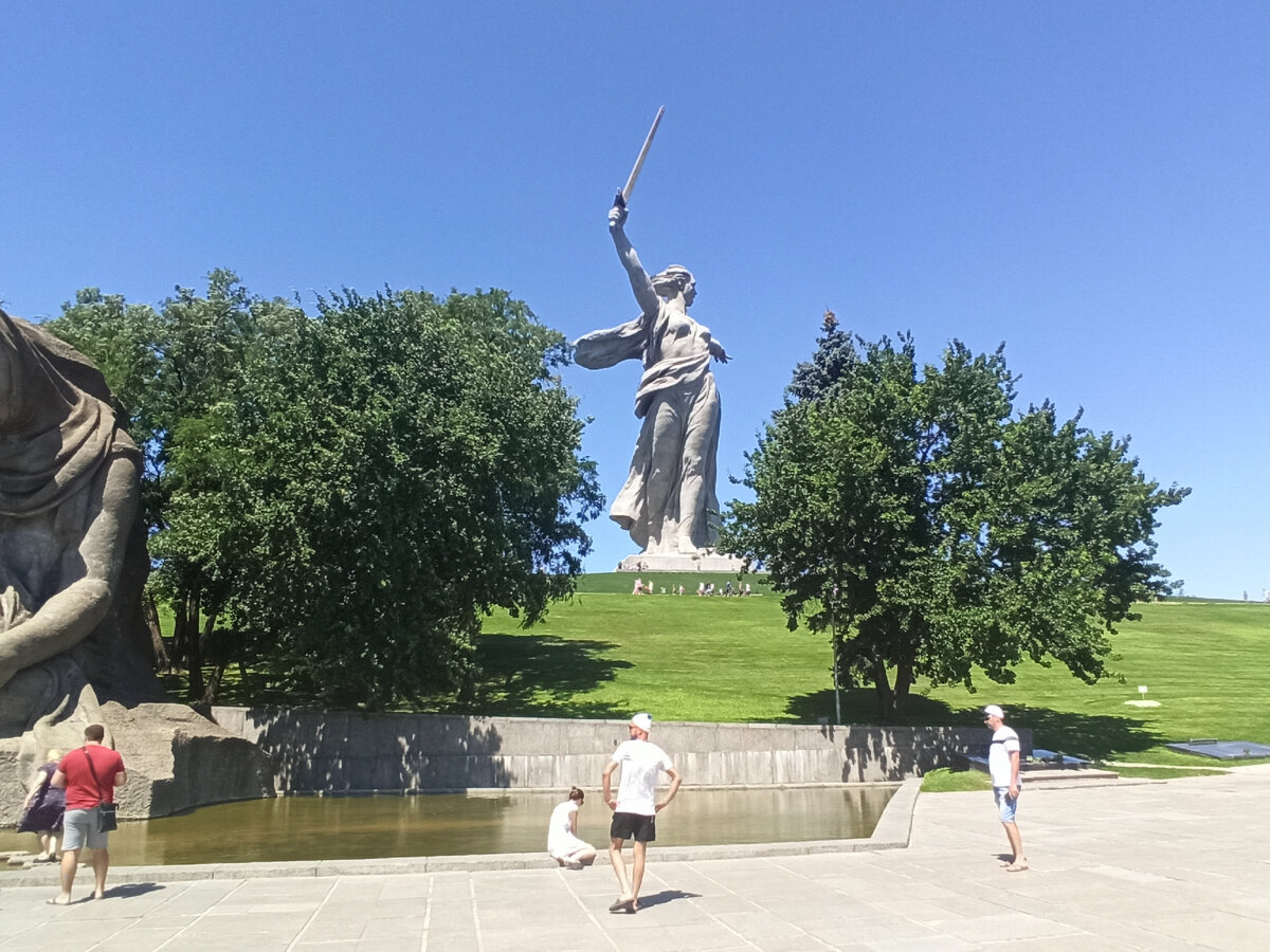 Родина-мать зовет