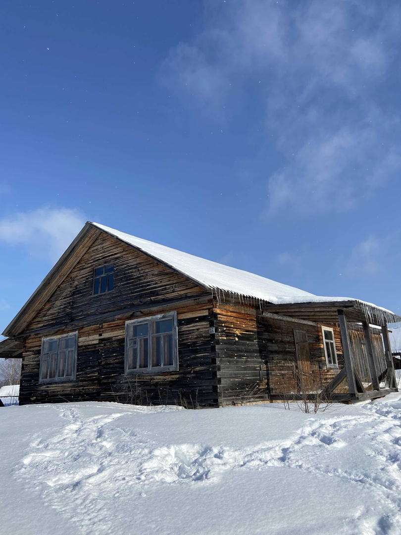 На фотографии дом, который строили родители мужа, но не стали в нем жить 