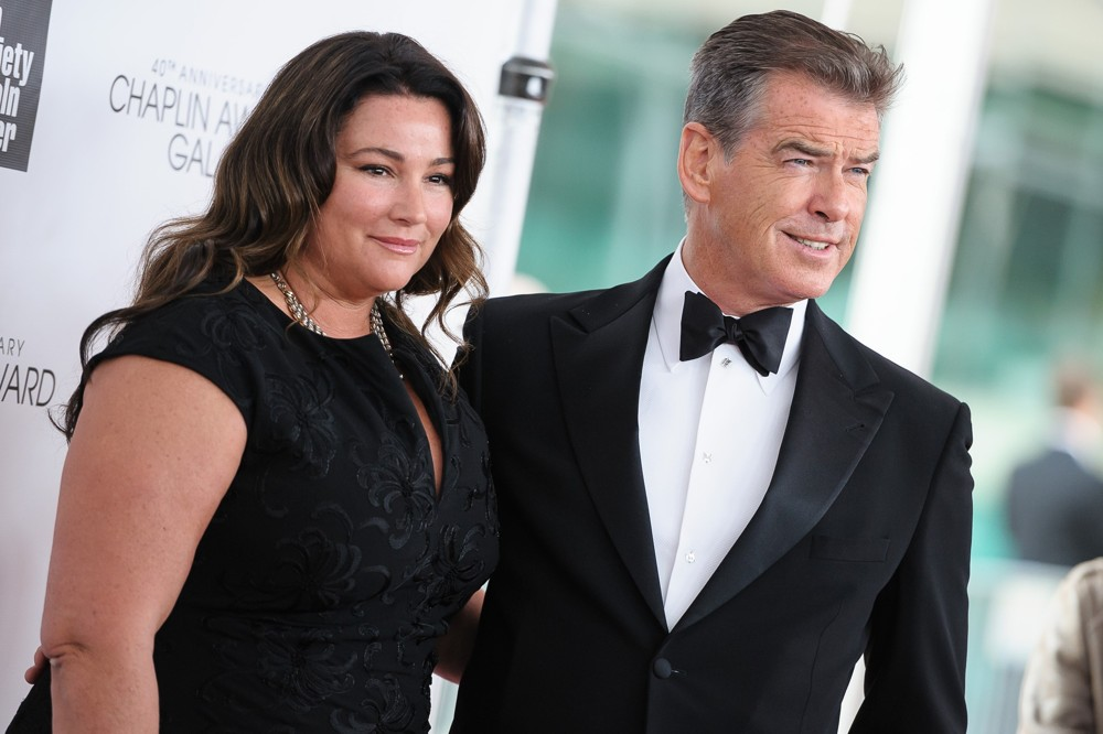 Келли шей смит и пирс броснан. Жена бонда. Пирс броснан и его жена. Пирс броснан с женой. Джеймс бонд пирс броснан с женой.