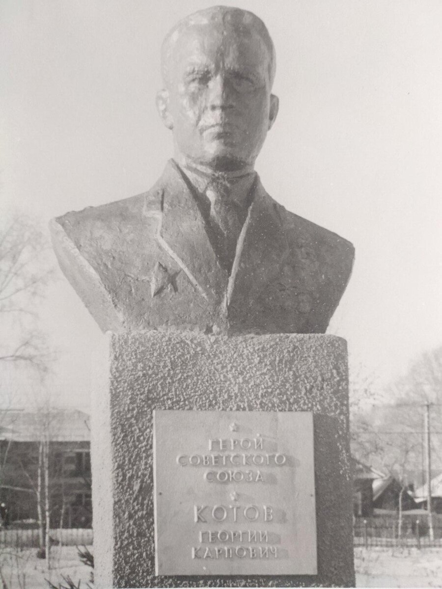 Бюст Котова на Аллее Героев в Болотном, 1987 год.