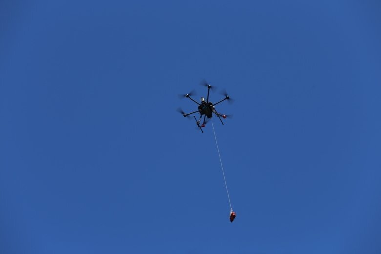 Беспилотник доставляет дефибриллятор в ответ на подозрение на остановку сердца. Фото: Андреас Клаэссон.