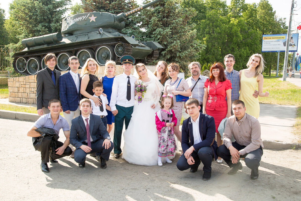 Свадьба была скромной, многих курсантов отпустили только на пару часов. А с моей стороны приехали только мама две подруги и дядя с тётей.