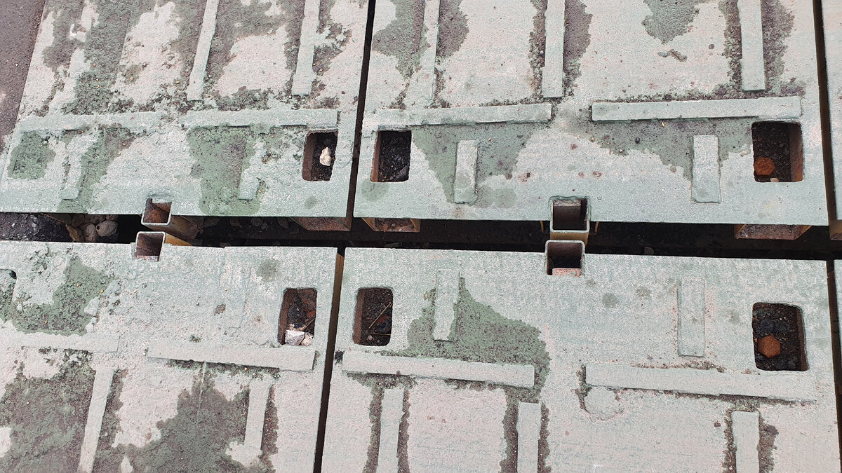 Отсутствие соединения между плитами моста