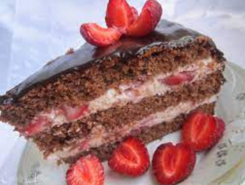 >Бисквит с какао, глазированный в сбитыми сливками с клубникой<